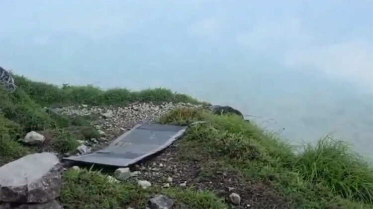 Endonezya'da 11 kişiyi taşıyan kayıp uçağın enkazı bulundu