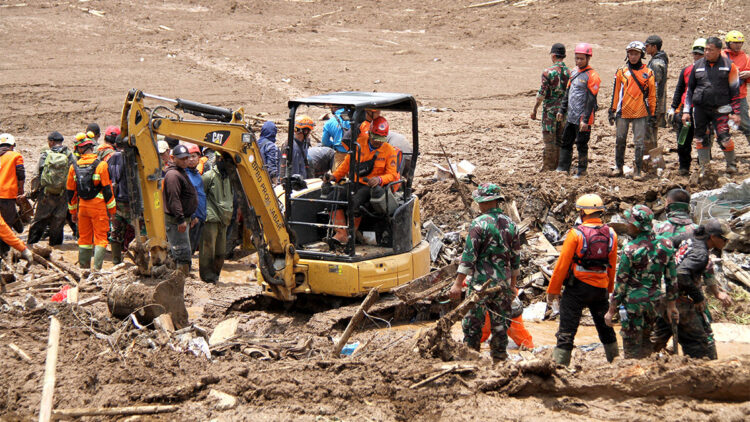 Endonezya'da toprak kayması; 25 ölü