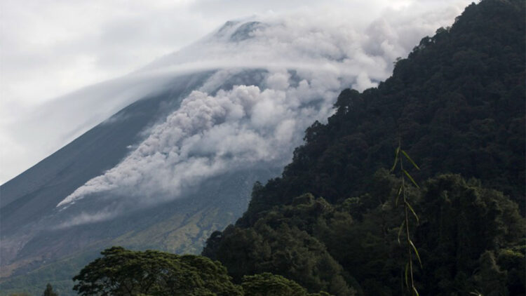 Marapi Yanardağı yeniden faaliyete geçti