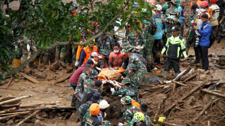 Endonezya'daki toprak kaymasında 53 kişi yaşamını yitirdi