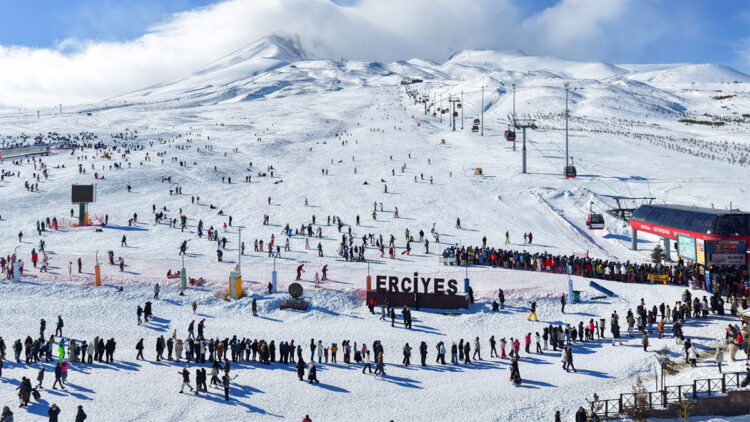 Erciyes Kayak Merkezi sömestr tatilinin ilk hafta sonunda 250 bin kişiyi ağırladı