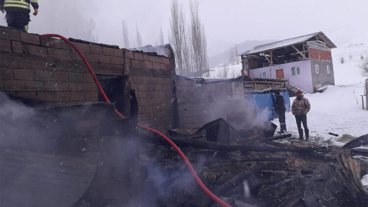 Erzurum'da ev, ahır, samanlık ve tandır evi yandı
