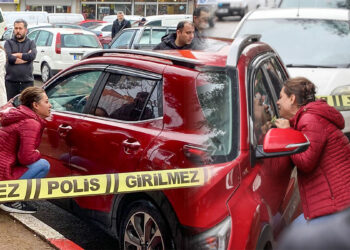 Eşinin ölü bulunduğu aracın camına vurup, 'Ne olur kalk aşkım' diyerek gözyaşı döktü