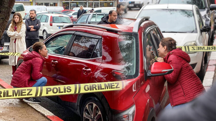 Eşinin ölü bulunduğu aracın camına vurup, 'Ne olur kalk aşkım' diyerek gözyaşı döktü