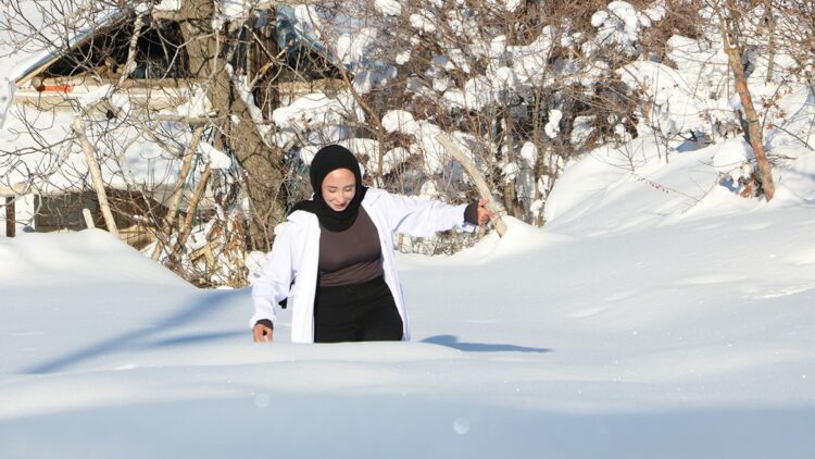 Ebe Aysel, 1,5 metre karda yürüyerek sağlık hizmeti veriyor