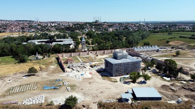 Edirne Sarayı kazılarında askerlere ait toplu mezarlar bulundu