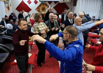 Edirne'de huzurevi sakinleri sıra gecesinde moral buldu