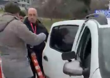 Ehliyet sınavından 7'nci kez kalan genç duruma tepki gösterdi