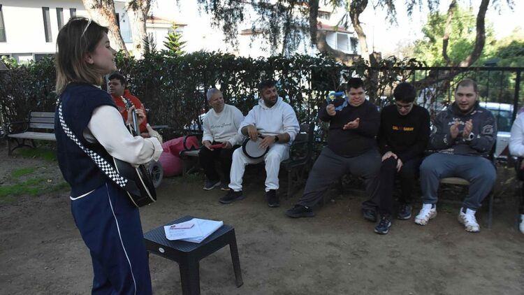 Engelli bireyler, müzik ve sanatla rehabilite ediliyor