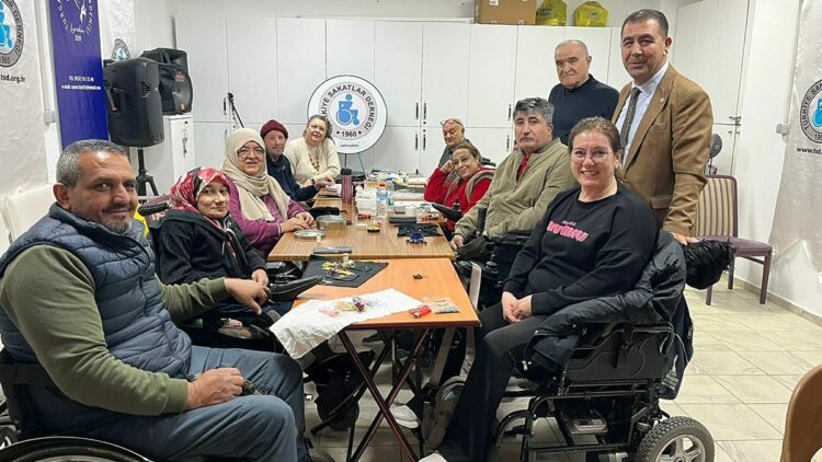 Engelli bireyler takı kursu ile hem sosyalleşiyor hem de gelir elde ediyor