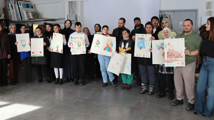 Engelli gençler resim atölyesinde buluştu