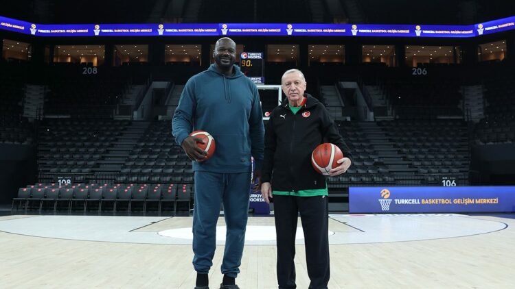 Erdoğan, eski NBA oyuncusu Shaquille O'Neal ile basketbol oynadı