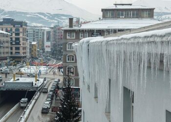 Erzurum'da dev buz sarkıtları itfaiye ekibi tarafından kırıldı