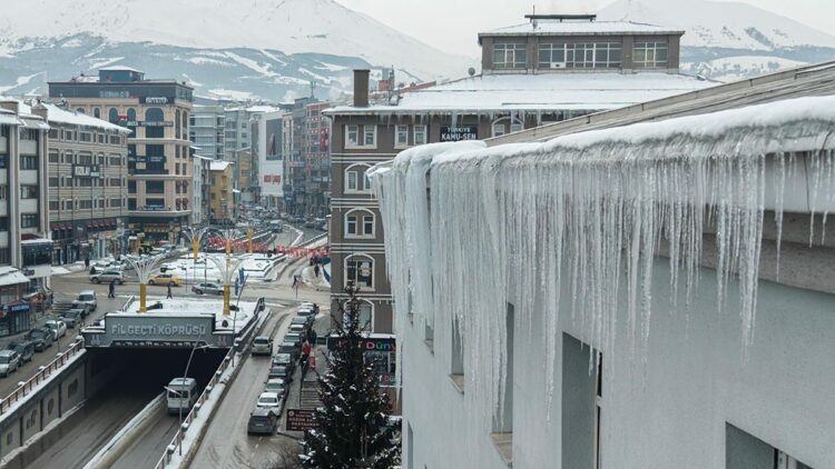 Erzurum'da dev buz sarkıtları itfaiye ekibi tarafından kırıldı