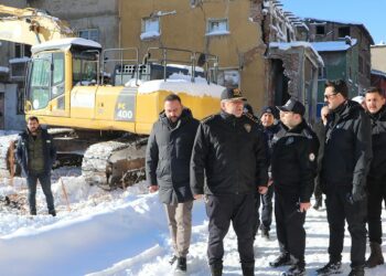 Erzurum'da suç önleyici faaliyet kapsamında metruk binalar yıkılıyor