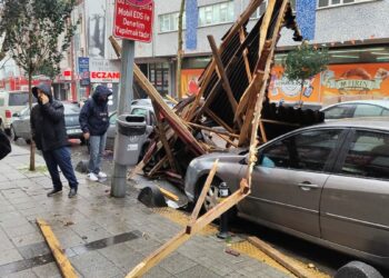 Esenler'de fırtınada 4 katlı binanın çatısı uçtu; 2 otomobil hasar gördü