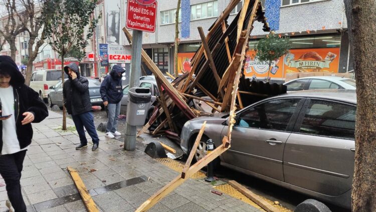 Esenler'de fırtınada 4 katlı binanın çatısı uçtu; 2 otomobil hasar gördü