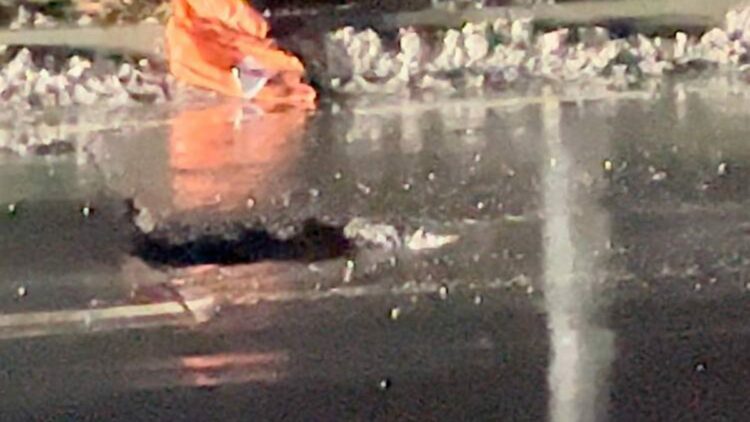 Esenler'de su dolu çukura giren 30 aracın lastiği patladı