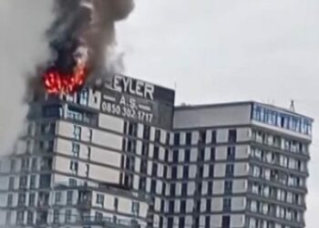 Esenyurt'ta 16 katlı binanın çatı katındaki kafede yangın