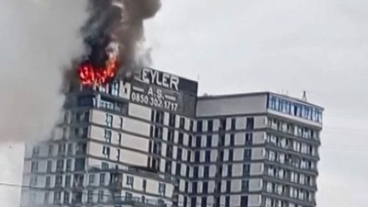Esenyurt'ta 16 katlı binanın çatı katındaki kafede yangın