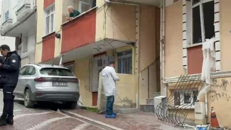 Esenyurt'ta 4 katlı binanın giriş katındaki dairede patlama