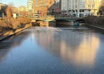 Eskişehir'de Porsuk Çayı buz tuttu