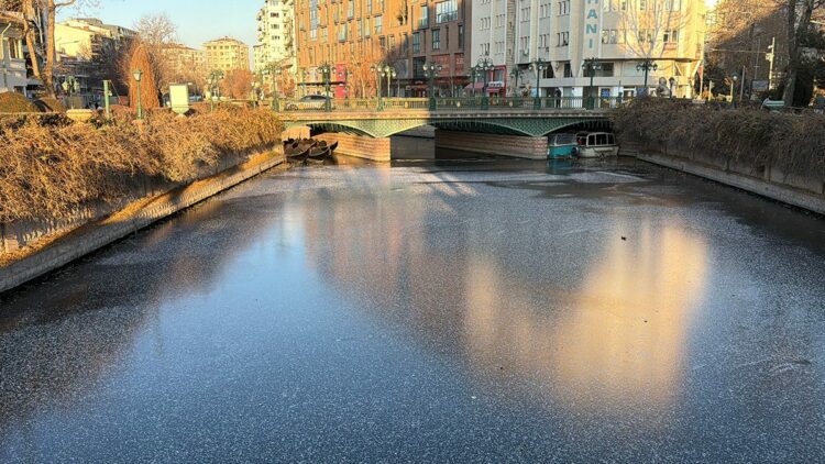 Eskişehir'de Porsuk Çayı buz tuttu