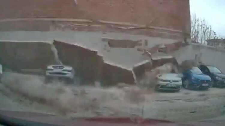 Eskişehir'de duvarın araçların üzerine devrildiği anlar kamerada