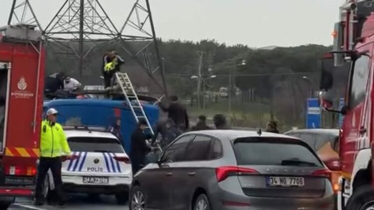 Eyüpsultan'da cezaevi nakil aracı devrildi; 2'si ağır 10 yaralı