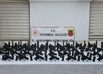 Eyüpsultan'da restorana operasyon; valizde 50 silah bulundu