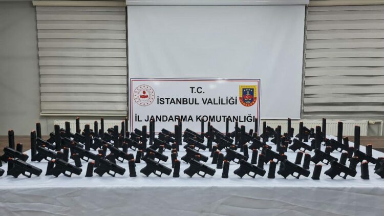 Eyüpsultan'da restorana operasyon; valizde 50 silah bulundu