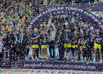Fenerbahçe Opet kupayı 15'inci kez havaya kaldırdı