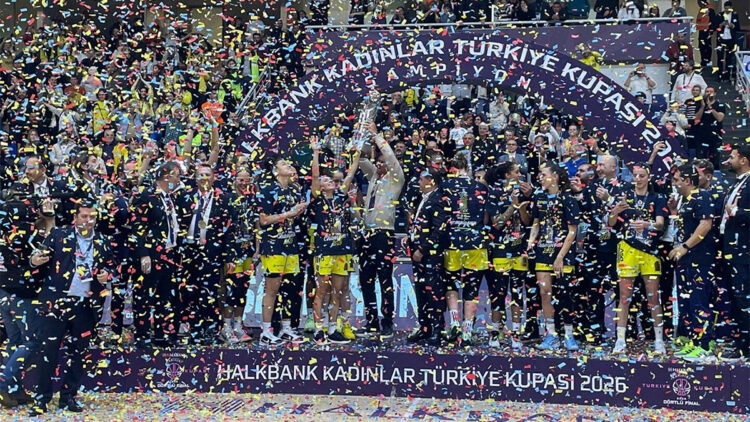 Fenerbahçe Opet kupayı 15'inci kez havaya kaldırdı