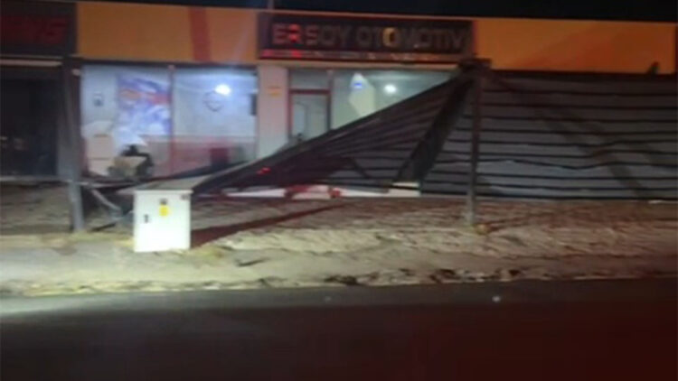 Fırtınada iş yerinin surdurması söküldü