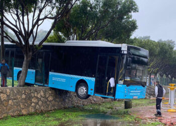 Antalya'da freni boşalan halk otobüsü duvarında asılı kaldı