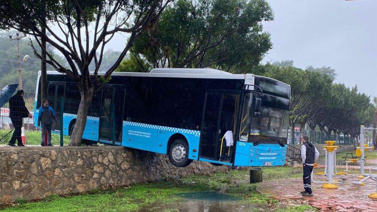 Antalya'da freni boşalan halk otobüsü duvarında asılı kaldı