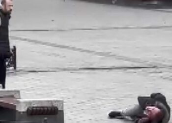 Fatih Mısır Çarşısı'nın girişinde silahlı saldırı; vurduğu kişinin başında bekledi