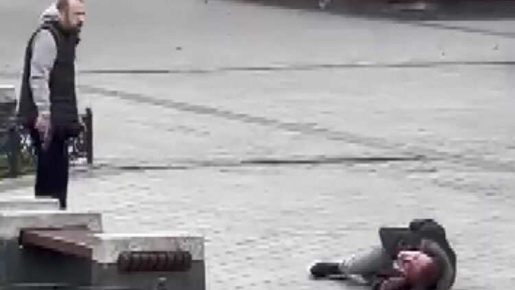 Fatih Mısır Çarşısı'nın girişinde silahlı saldırı; vurduğu kişinin başında bekledi