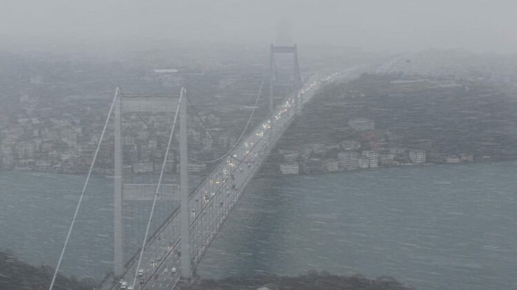Fatih Sultan Mehmet Köprüsü'nde kar yağışı havadan görüntülendi