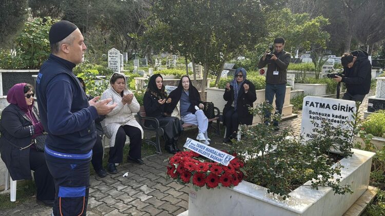 Fatma Girik ölümünün 4'üncü yıl dönümünde, mezarı başında anıldı