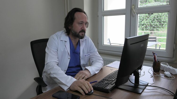 Felce yol açan şah damarı daralmasına bacak damarıyla müdahale