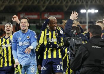 Fenerbahçe, Galatasaray ile puan farkını 1’e düşürdü
