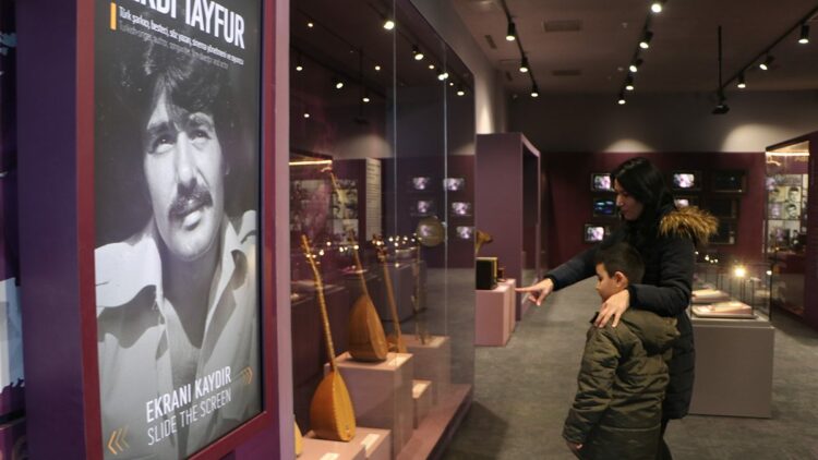 Ferdi Tayfur ölümünün birinci yıl dönümünde doğduğu kentte anıldı