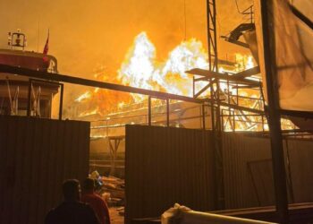 Fethiye'de yapımı süren 20 metrelik gulet teknede yangın