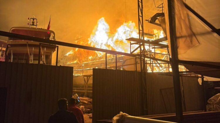 Fethiye'de yapımı süren 20 metrelik gulet teknede yangın