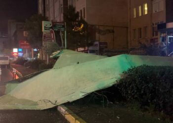 Fırtına nedeniyle Beylikdüzü'nde 15 katlı binanın dış cephesi uçtu