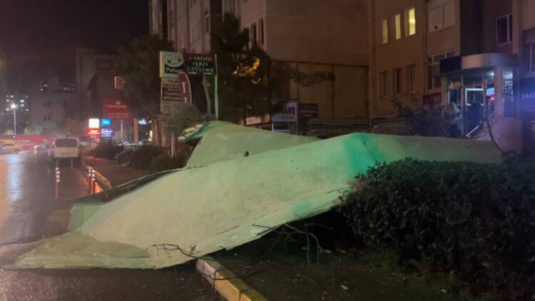 Fırtına nedeniyle Beylikdüzü'nde 15 katlı binanın dış cephesi uçtu