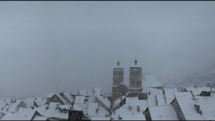 Fransa'da 380 bin hane elektriksiz kaldı