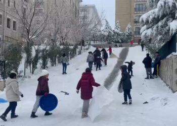 Gaziantep'te çocuklar poşet ve leğen ile kayarak eğlendi