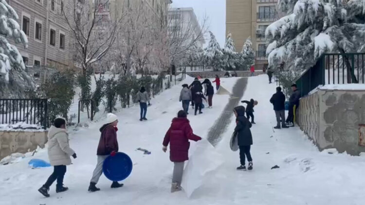 Gaziantep'te çocuklar poşet ve leğen ile kayarak eğlendi